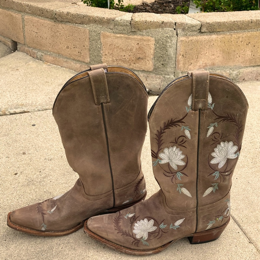Shayanne cowgirl boots.